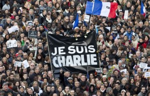 Mobilisation des français après les attentas contre Charlie Hebdo pour rendre hommage aux victimes.